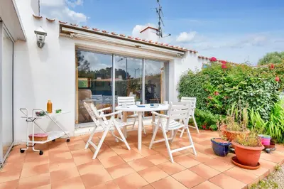 Balcon ou terrasse dans l'établissement Maison avec terrasse - 900m plage des Sableaux