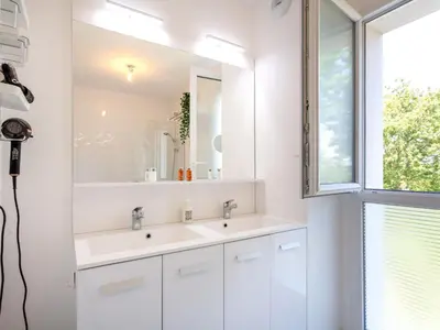 Salle de bains dans l'établissement Apartment L'Indigo by Interhome