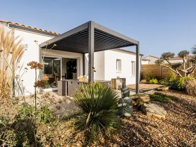 Jardin de l'établissement Charmante Maison Moderne avec Jardin Privé à 9 km de la Plage, Wi-Fi et Équipements Confortables - FR-1-306-1277