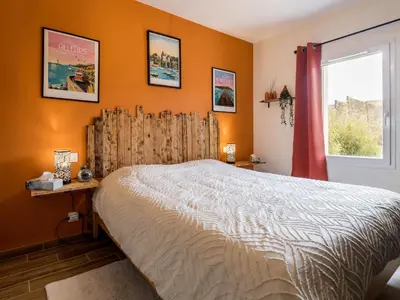 Un ou plusieurs lits dans un hébergement de l'établissement Charmante Maison Moderne avec Jardin Privé à 9 km de la Plage, Wi-Fi et Équipements Confortables - FR-1-306-1277