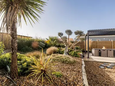Jardin de l'établissement Charmante Maison Moderne avec Jardin Privé à 9 km de la Plage, Wi-Fi et Équipements Confortables - FR-1-306-1277