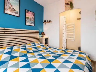 Un ou plusieurs lits dans un hébergement de l'établissement Charmante Maison Moderne avec Jardin Privé à 9 km de la Plage, Wi-Fi et Équipements Confortables - FR-1-306-1277