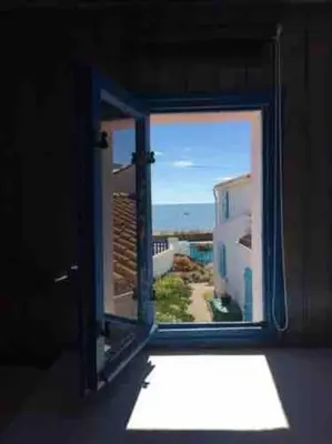 Vue générale sur la mer ou vue sur la mer prise depuis l'appartement