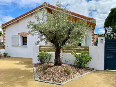 Jardin de l'établissement Gîte cosy à 300m de la plage, bain nordique, poêle à bois, borne électrique, proche centre de Pornic - FR-1-306-1278