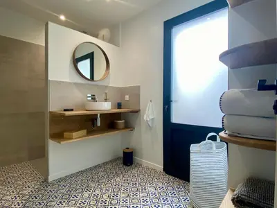 Salle de bains dans l'établissement Gîte cosy à 300m de la plage, bain nordique, poêle à bois, borne électrique, proche centre de Pornic - FR-1-306-1278