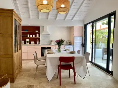 Cuisine ou kitchenette dans l'établissement Gîte cosy à 300m de la plage, bain nordique, poêle à bois, borne électrique, proche centre de Pornic - FR-1-306-1278