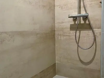 Salle de bains dans l'établissement Gîte cosy à 300m de la plage, bain nordique, poêle à bois, borne électrique, proche centre de Pornic - FR-1-306-1278