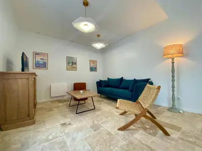 Coin salon dans l'établissement Gîte cosy à 300m de la plage, bain nordique, poêle à bois, borne électrique, proche centre de Pornic - FR-1-306-1278