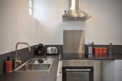 Cuisine ou kitchenette dans l'établissement Centre-ville - Fibre - Netflix - T2 LE RIEFFEL