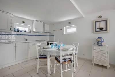 Cuisine ou kitchenette dans l'établissement 280m de la plage, appartement pour 4