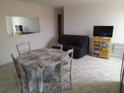 Télévision ou salle de divertissement dans l'établissement Logement au cœur de St Lyphard