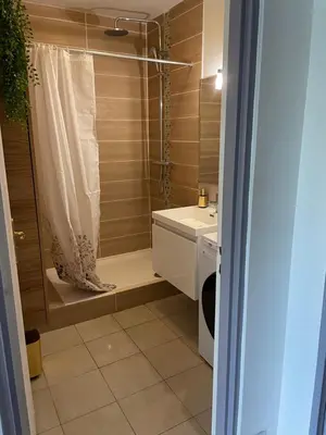 Salle de bains dans l'établissement Chambre meublé chez l'habitan