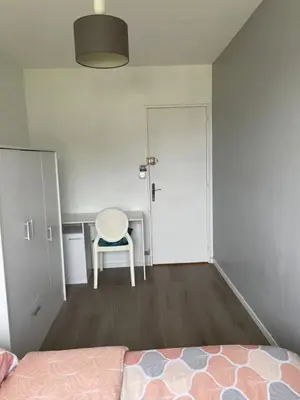 Un ou plusieurs lits dans un hébergement de l'établissement Chambre meublé chez l'habitan