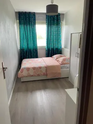 Un ou plusieurs lits dans un hébergement de l'établissement Chambre meublé chez l'habitan