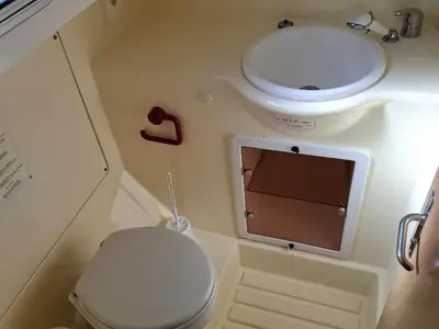 Salle de bains dans l'établissement Séjour unique à bord d'Iris - Pénichette 5 pers. - API-1-46-11
