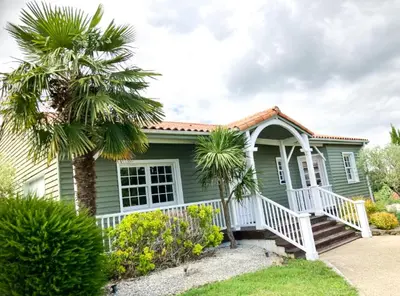 Jardin de l'établissement Un petit bout de Louisiane chambre d'hôtes avec Piscine et Petit Déjeuner