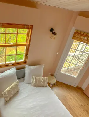 Un ou plusieurs lits dans un hébergement de l'établissement Un petit bout de Louisiane chambre d'hôtes avec Piscine et Petit Déjeuner