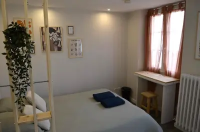 Un ou plusieurs lits dans un hébergement de l'établissement Petit studio style bohème - Appartement proche hôpital