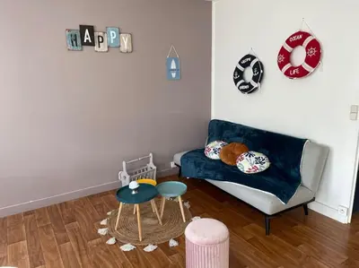 Coin salon dans l'établissement Appart, chantier naval, très cosy et vintage