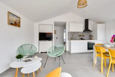 Cuisine ou kitchenette dans l'établissement 500m de la plage - Maison 6 adultes & 1 enfant