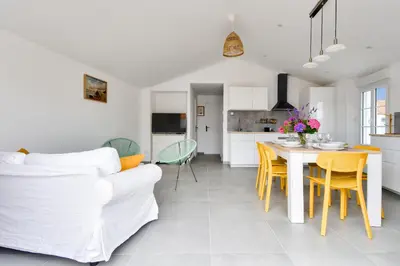 Cuisine ou kitchenette dans l'établissement 500m de la plage - Maison 6 adultes & 1 enfant
