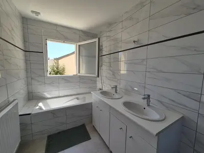 Salle de bains dans l'établissement gîte des Maraires