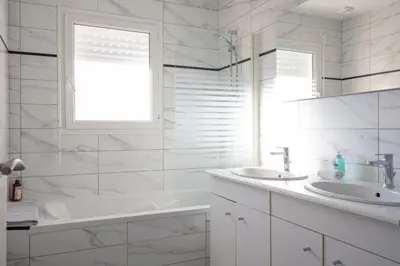 Salle de bains dans l'établissement gîte des Maraires