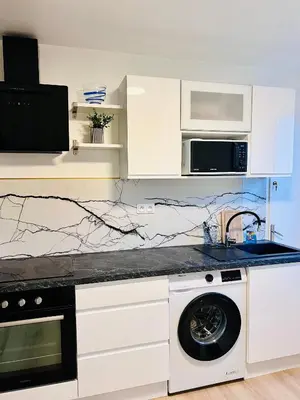 Cuisine ou kitchenette dans l'établissement NOZA Appartement 65m2, 2 chambres - RDC, Parking gratuit, Nantes agglo Rezé
