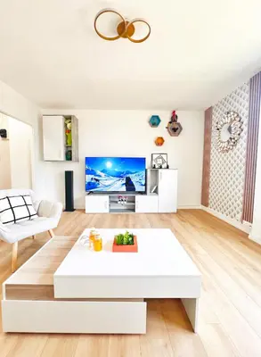 Télévision ou salle de divertissement dans l'établissement NOZA Appartement 65m2, 2 chambres - RDC, Parking gratuit, Nantes agglo Rezé