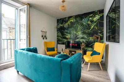Coin salon dans l'établissement Maison de ville envoutante, expérience unique !
