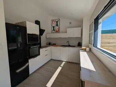 Cuisine ou kitchenette dans l'établissement Havre de paix Maison rénovée avec jardin