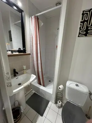 Salle de bains dans l'établissement Charmant 2 chambres - Centre
