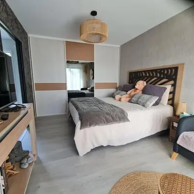 Un ou plusieurs lits dans un hébergement de l'établissement Joli Appartement de plain-pied
