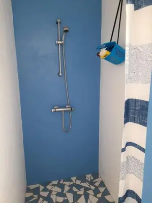 Salle de bains dans l'établissement Les Chouans