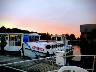 Vue sur la rivière ou le fleuve situé(e) à proximité de le bateau