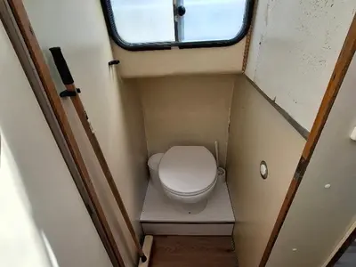 Salle de bains dans l'établissement Séjour Unique à Bord d'un Bateau à Chenillé-Changé - Jusqu'à 5 Pers. - API-1-46-23