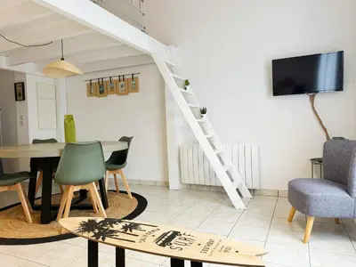 Télévision ou salle de divertissement dans l'établissement Chez Karine et Rodolphe La Cosy, piscines, plage