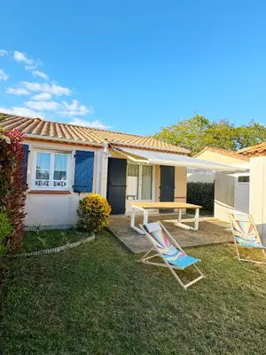 Jardin de l'établissement Chez Karine et Rodolphe La Cosy, piscines, plage