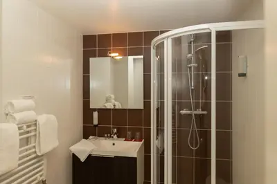 Salle de bains dans l'établissement Auberge le Prieuré des Gourmands