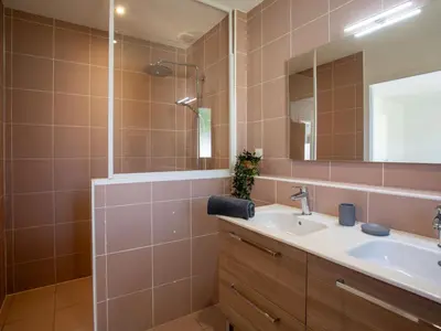 Salle de bains dans l'établissement Holiday Home Le Bigorneau Préfaillais by Interhome