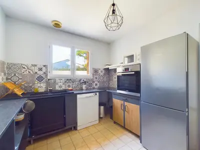 Cuisine ou kitchenette dans l'établissement Maison au calme pour 4 avec jardin