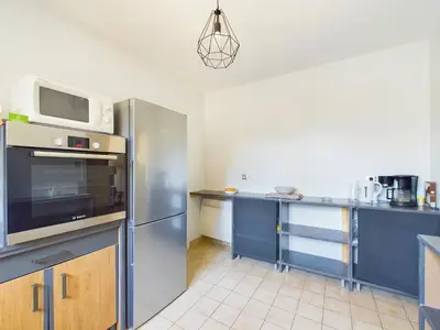 Cuisine ou kitchenette dans l'établissement Maison au calme pour 4 avec jardin