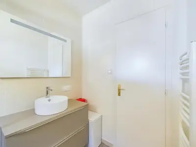 Salle de bains dans l'établissement Maison au calme pour 4 avec jardin