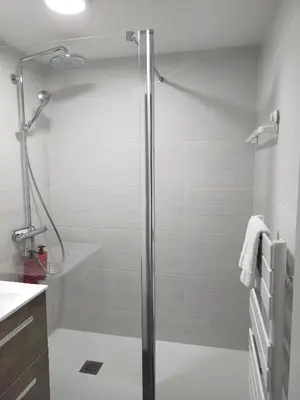 Salle de bains dans l'établissement Apt T3, 2ch, tout à pied, 50m plage, Pointe du Bec