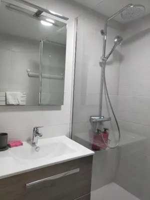 Salle de bains dans l'établissement Apt T3, 2ch, tout à pied, 50m plage, Pointe du Bec