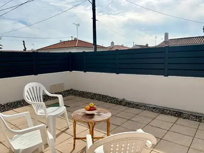 Balcon ou terrasse dans l'établissement Maison spacieuse à 300m de la plage, terrasse, garage - FR-1-323-378