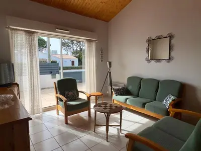 Coin salon dans l'établissement Maison spacieuse à 300m de la plage, terrasse, garage - FR-1-323-378