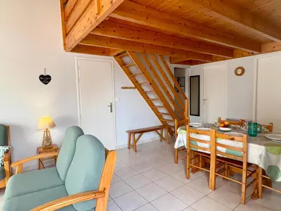 Coin salon dans l'établissement Maison spacieuse à 300m de la plage, terrasse, garage - FR-1-323-378