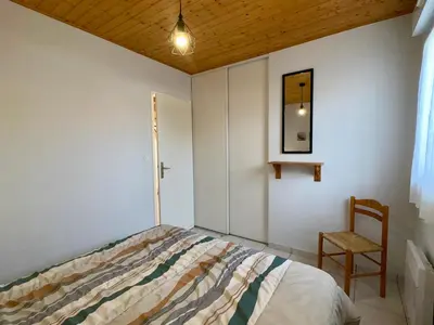 Un ou plusieurs lits dans un hébergement de l'établissement Maison spacieuse à 300m de la plage, terrasse, garage - FR-1-323-378