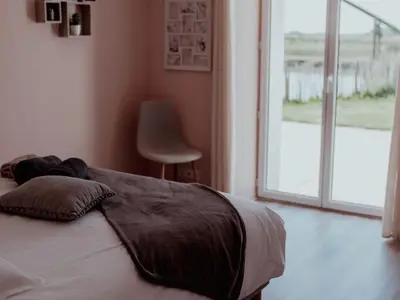 Un ou plusieurs lits dans un hébergement de l'établissement Gîte 4 chambres avec bien-être et terrasses au cœur du Marais Breton - FR-1-426-559